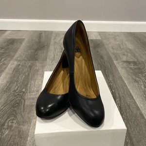 Sofft Comfort by Design Black Leather Heels SZ 8

￼